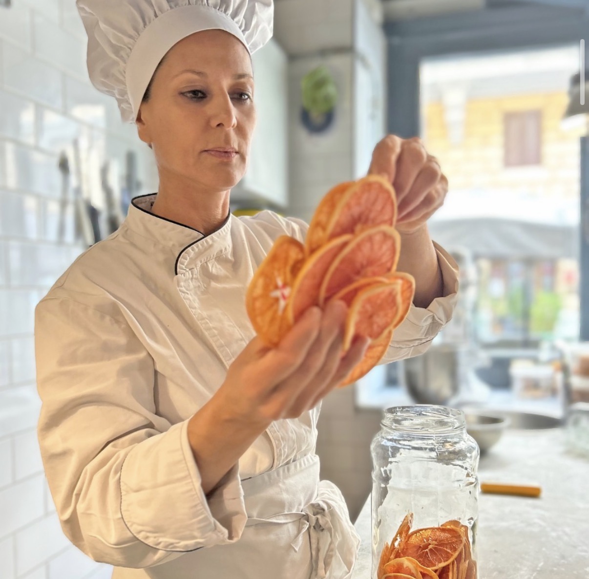 Agnese al lavoro in laboratorio